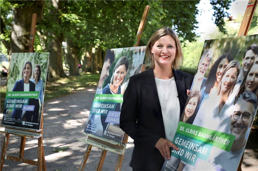 Die Tübinger OB-Kandidatin Ulrike Baumgärtner zeigt, mit welchen Plakaten sie in den Wahlkampf geht. Bild: Anne Faden