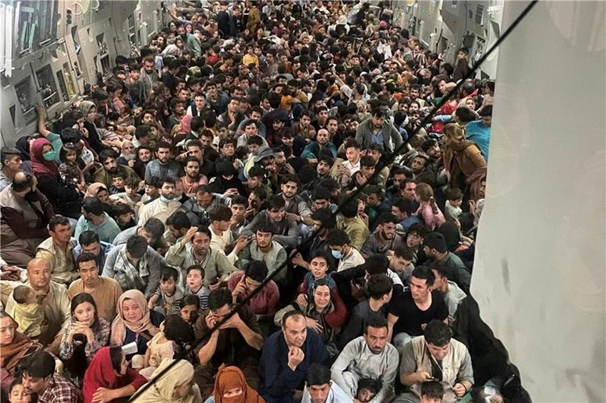 Die US-Armee nahm rund 640 Afghanen auf einem Evakuierungsflug mit. Die Menschen hatten sich an Bord gedrängt. Foto: --/Defense One/dpa