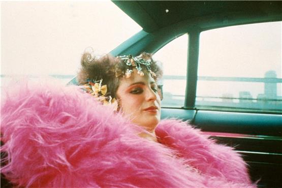 Die US-Künstlerin und Fotografin Nan Goldin in ihrer Underground-Glamourphase im New York der 1980-Jahre. Bild: Plaion Pictures