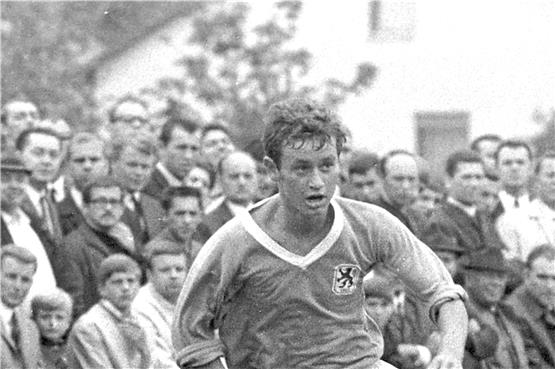 „Die Umstellung war gewaltig“: Helmut Roth, 1968 bei einem Testspiel mit 1860 München gegen Waldperlach. Archiv: Ulmer/Werek