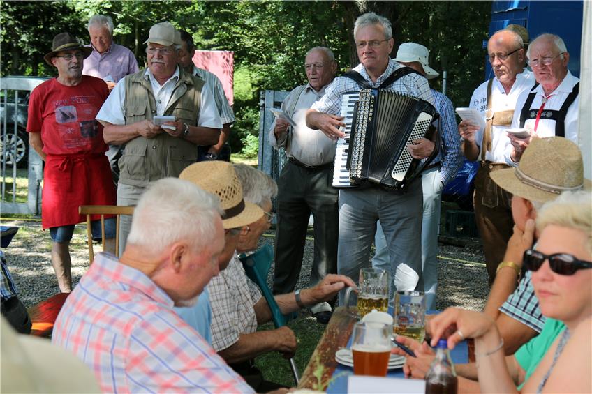 Die Vatertagskumpel unterhielten mit schwäbischem Liedgut beim Sommerfest des OGV Starzach Bild: Bernhard