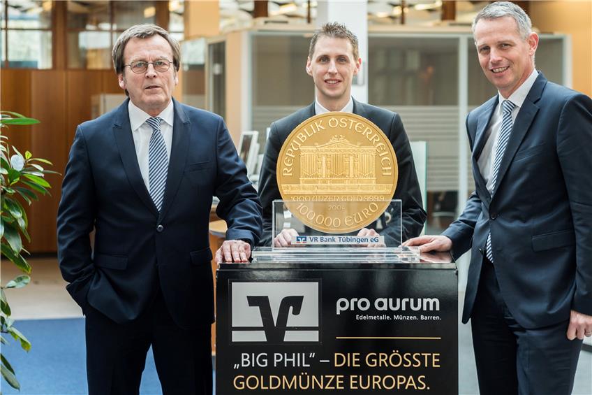 Die Volksbank-Vorstände Werner Rockenbauch, Thomas Bierfreund und Thomas Taubenberger (von links) mit Big Phil. Bild: Metz