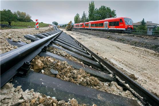 Die Vorarbeiten haben am Haltepunkt Dettingen-Gsaidt begonnen, von 1. bis 15. November fährt hier kein Zug der Ermstalbahn. Bild: Horst Haas