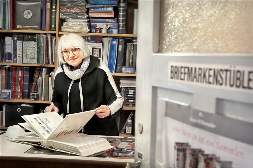 Die Welt in kleinen Marken: Briefmarkenhändlerin Renate Schrepfer gibt ihren legendären Laden in der Langen Gasse auf. Bild: Anne Faden