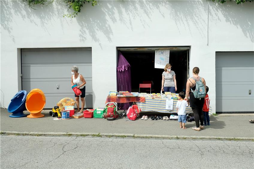 Die Weststadt beleben, Kindersachen weitergeben und die Leute miteinander ins Gespräch bringen, das war das Ziel eines Garagen-Flohmarktes am Samstag. Bild: Uli Rippmann
