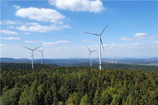 Die Windräder über dem Wald bei Straubenhardt haben eine Gesamthöhe von 200 Meter. Die Rottenburger Windräder sollen eine Höhe von 245 Meter haben. Bild: Altus AG