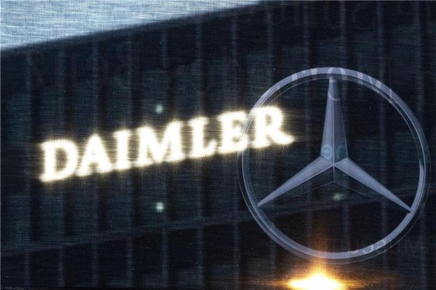 Die Zentrale der Daimler AG ist durch eine Flagge mit dem Mercedes-Benz-Stern zu sehen. Foto: Marijan Murat/dpa/Symbolbild