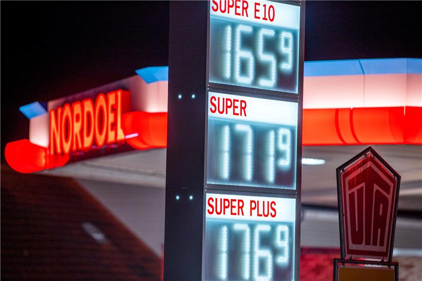 Die aktuellen Literpreise für Kraftstoff werden an einer Preistafel vor einer Tankstelle angezeigt. Die Preise für Benzin und Diesel sind in den letzten Wochen in Deutschland stark gestiegen. Bild: Ronald Rampsch/shutterstock.com