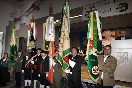 Die befreundeten Vereine hatten ihre historischen Fahnen mitgebracht. Bild: Klaus Stifel