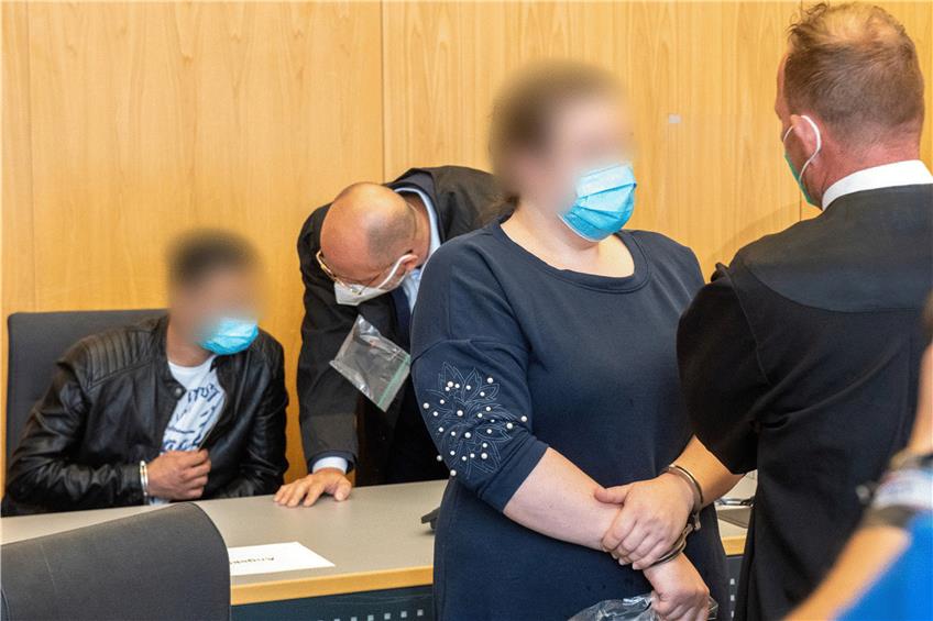 Die beiden Angeklagten mit ihren Verteidigern im Schwurgerichtssaal des Landgerichts Ulm. Foto: Stefan Puchner/dpa