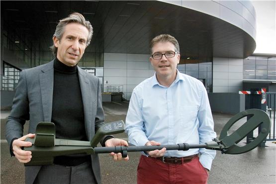 Die beiden Geschäftsführer Felix Förster (links) und Christoph Schanz mit einer Sonde, die weltweit gefragt ist.Bild: Horst Haas