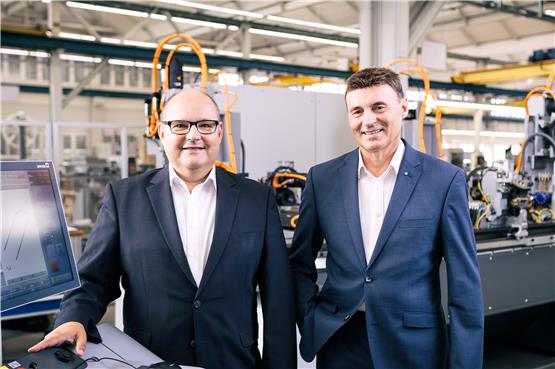 Die beiden Wafios-Vorsitzenden Uwe-Peter Weigmann (links) und Martin Holder vor dem neuen Speed-Former für Hairpins, die für Elektromotoren benötigt werden.Bild. Johannes Wosilat/Wafios