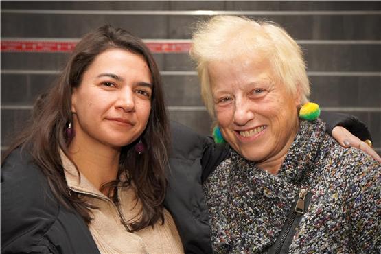 Die bolivianische Regisseurin Catalina Razzini (links) studierte Film in La Paz und Madrid. Ins Tübinger Kino Museum kam sie gemeinsam mit der Filmproduzentin Gudula Meinzolt (rechts).Bild: Alexander Gonschior