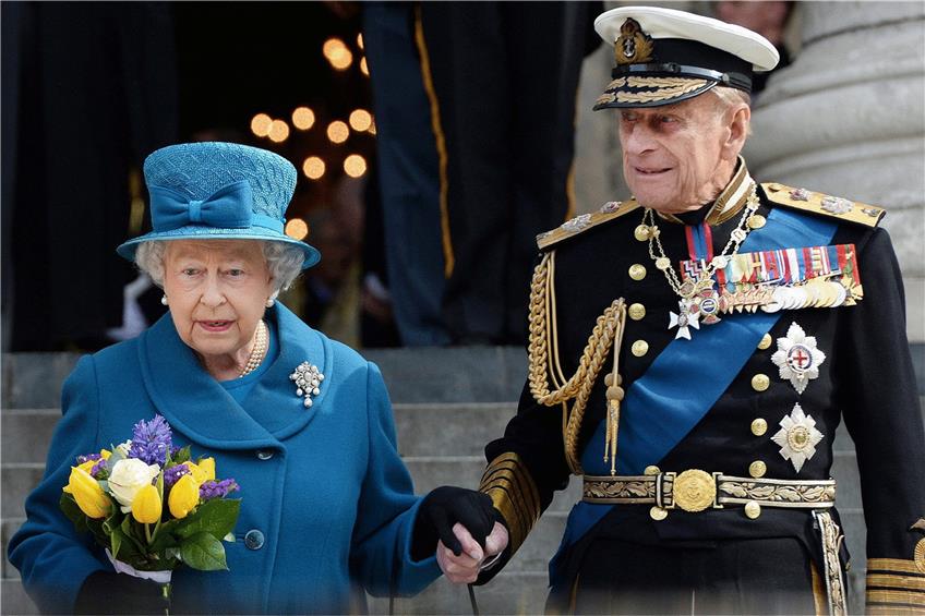 Die britische Königin Elizabeth II. und ihr Ehemann Prinz Philip auf einem Bild aus dem Jahr 2015. Foto: Andy Rain/EPA/dpa