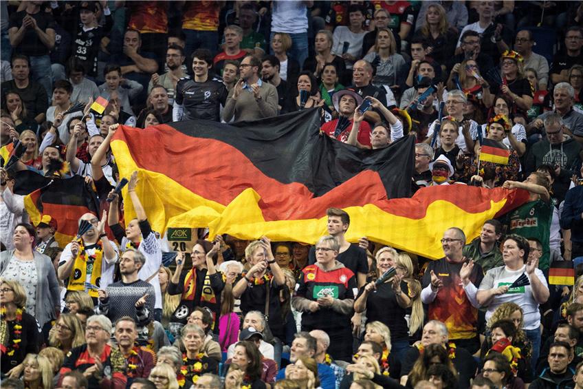 Die deutschen Fans feierten in Berlin eine friedliche Handball-Party und feuerten nicht nur ihr Team an. Foto: Sören Stache/dpa