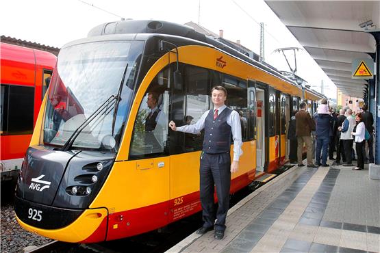 Die erste Regionalstadtbahn im Reutlinger Bahnhof – gefahren von Jochen Zefferer von der Karlsruher Albtal-Verkehrsgesellschaft AVG. Bild: Haas