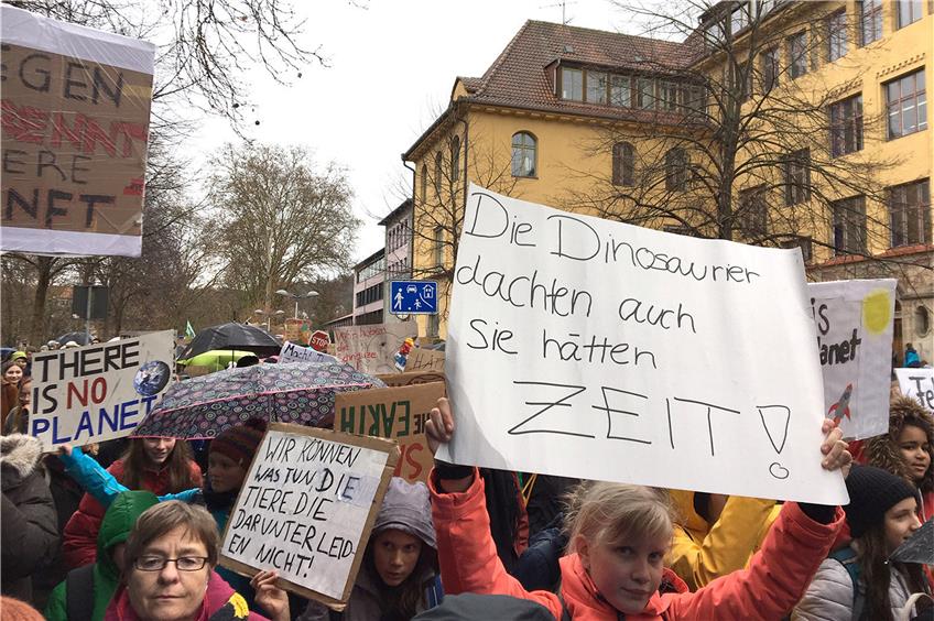 Die erste große Tübinger Fridays for Future-Demo startete am 15. März bei den Gymnasien in der Uhlandstraße. Archivbilder: Volker Rekittke