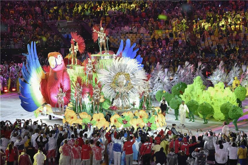 Die farbenfrohe Feier mit den knapp bekleideten Tänzerinnen erinnerte an den berühmten brasilianischen Karneval. Foto: imago sportfotodienst