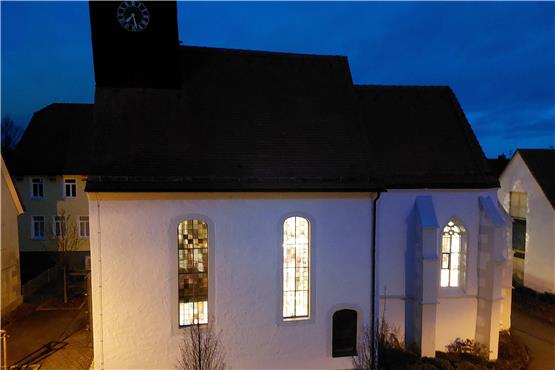 Die festliche Beleuchtung der Kirche Wankheim mitten in der Nacht hatte einen einleuchtenden Grund.Privatbild