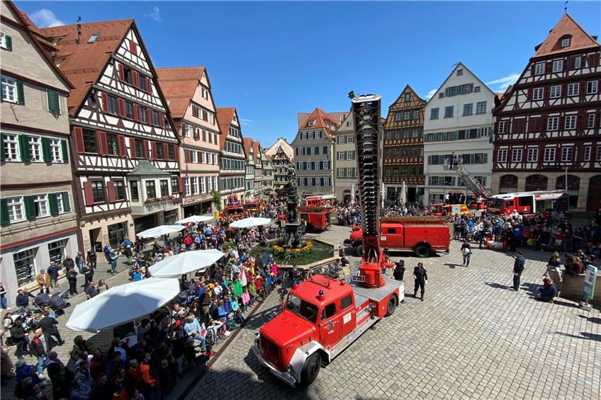 Die historische Schauübung mit Oldtimern auf dem Marktplatz lockte viele Zusehende an. Bild: Moritz Hagemann