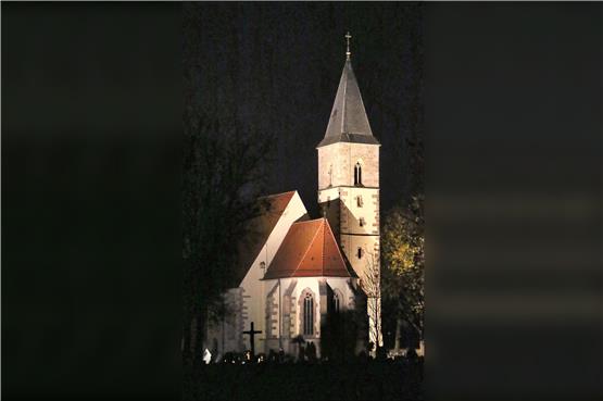 Die illuminierte Kapelle auf dem Sülchen-Friedhof. Bild: Sommer 