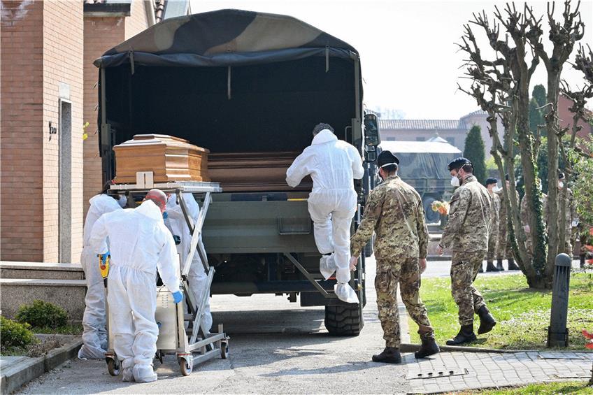 Die  italienische Armee transportiert Särge ab. Foto: LaPresse via Zuma Press/Actionpress