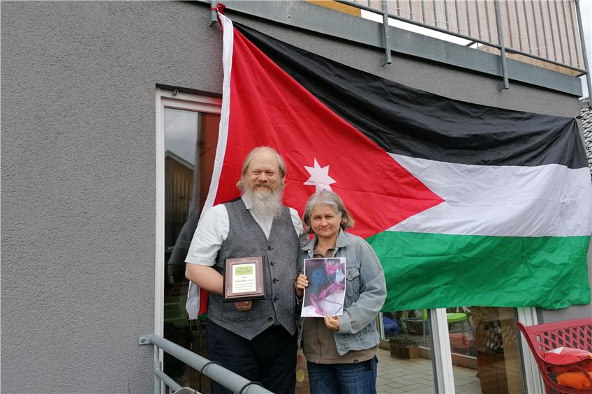 Die jordanische Flagge über dem Balkon der Wohnung von Björn und Marion Vissering macht auf die Ereignisse in Jordanien aufmerksam. Bild: Martin Zimmermann