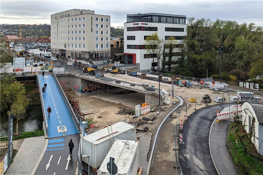 Die neue Tübinger Steinlachbrücke und ihre Anschlüsse an Post- und Friedrichstraße sollen bis Ende Mai 2023 fertig sein. Bild: Hans-Jörg Schweizer