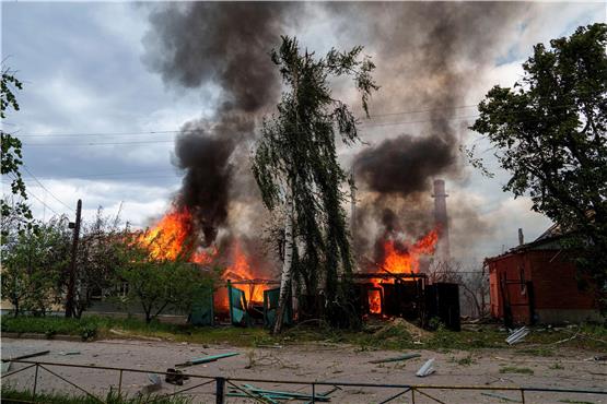 Die ostukrainische Ortschaft Wowtschansk im Norden der Oblast Charkiw steht derzeit unter schwerem Beschuss.  Foto: Evgeniy Maloletka/AP/dpa