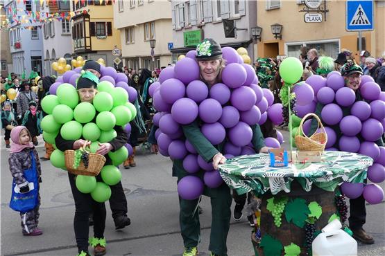 Die prallen Weintrauben hatten bei der Straßenfasnet ihren eigenen Verkostungstisch dabei. Bild: Werner Bauknecht