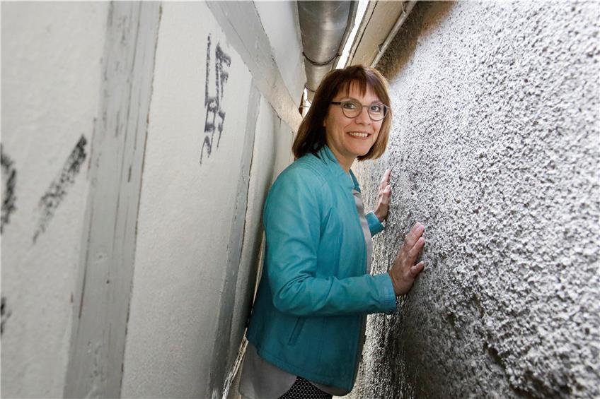 Die scheidende StaRT-Chefin Tanja Ulmer in der engsten Straße der Welt, die sie ins Guinness-Buch der Rekorde gebracht hat. Bild: Horst Haas