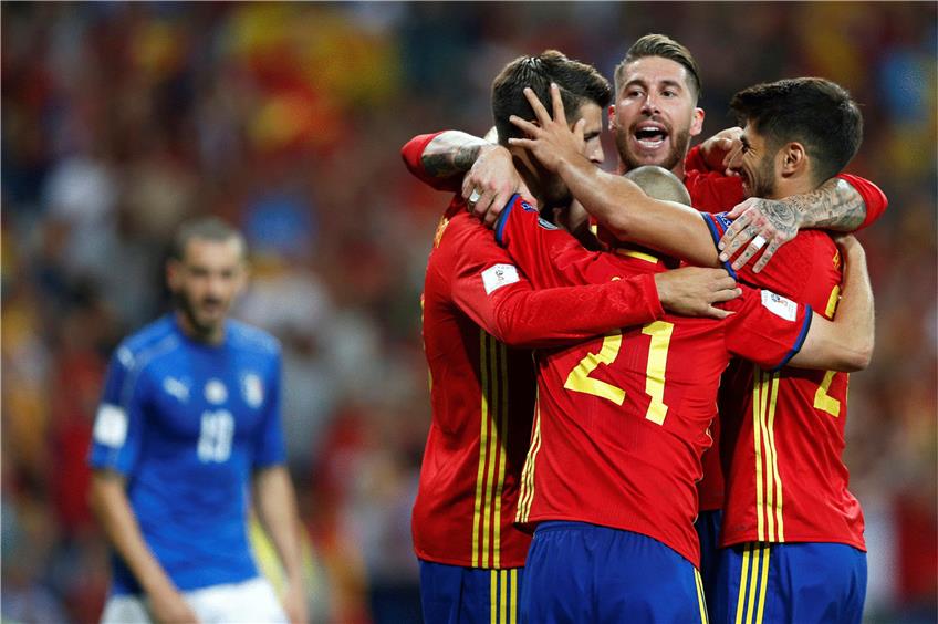 Die spanische Mannschaft jubelt über den 3:0-Erfolg gegen den Dauerrivalen. Dagegen können sich die Italiener wahrscheinlich nur über den Umweg der K.o.-Spiele für die WM qualifizieren. Foto: dpa