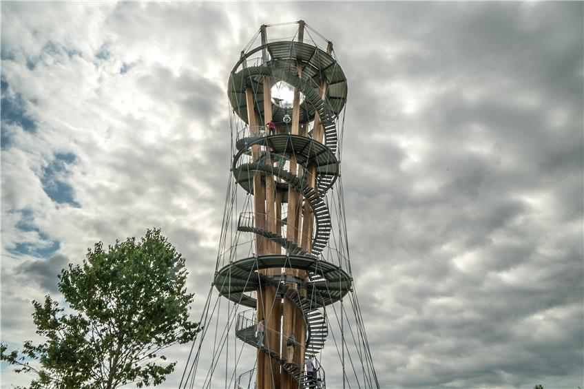 Die überdimensionierte „Murmelbahn“ ist mit Stahlseilen verzurrt. Bild: Metz