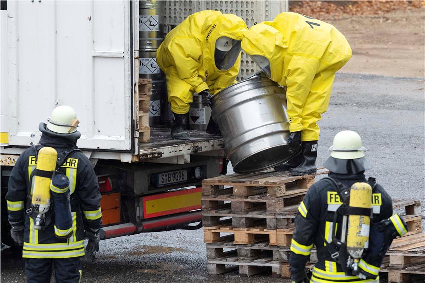 Die verschiedenen Fässer, die der Lastwagen geladen hatte, wurden von den Einsatzkräften auf weitere Schäden untersucht und im Anschluss zur Sicherheit in größeren Fässern verpackt. Bilder: Klaus Franke