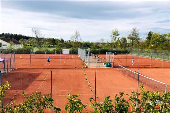 Die vier Sandplätze der Neustettener Tennisabteilung sind gleich bei der Stäblehalle. Bild: SV Neustetten/Tennis