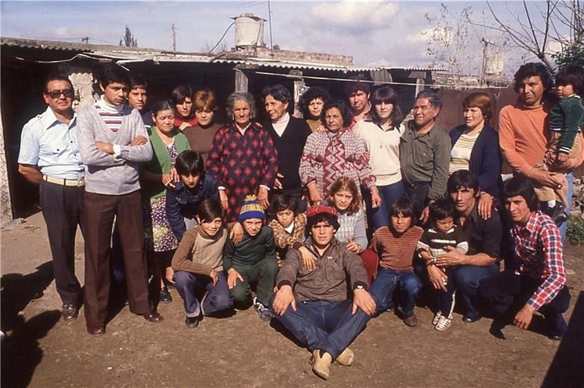 Diego Maradona (vorn) als 18-jähriger mit seiner Großfamilie in der Stadt Villa Fiorito, wo er unter ärmlichen Verhältnissen mit sieben Geschwistern aufwuchs. Foto: ALEJANDRO PAGNI