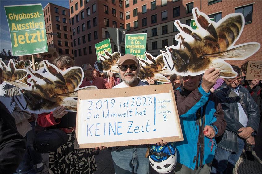 Diese Aktivisten forderten bei einer Demonstration vor dem Bundesumweltministerium in Berlin 2018 ein Glyphosat-Verbot.  Foto: Jörg Carstensen/dpa