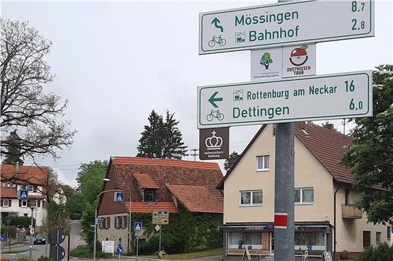 Diese Schilder führen in die Irre oder die Gefahr: Links hinauf geht es nicht zum Bahnhof und der Weg nach Rottenburg sei für Radfahrer zu gefährlich. Bild: AK Mobilität