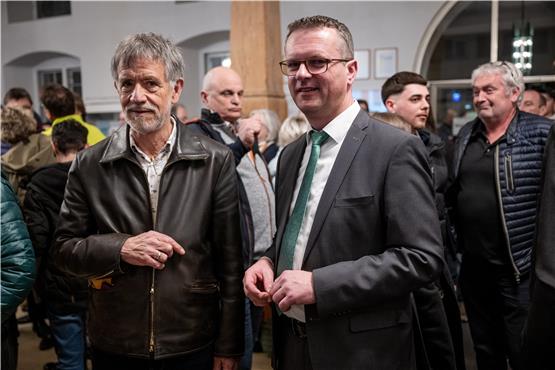 Diese beiden gehen in die Stichwahl: Klaus Weber (links) und Stephan Neher (rechts) im Rathaus in Rottenburg. Bild: Carolin Albers