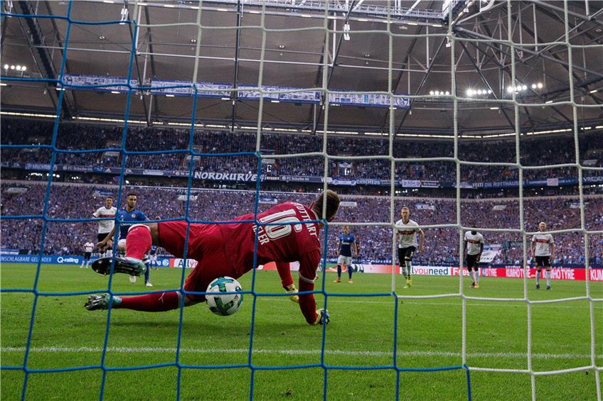 Dieser Elfmeter schien haltbar: Nabil Bentalebs Strafstoß ließ VfB-Torwart Ron-Robert Zieler unter seinem Bauch durchrutschen. Foto: Getty