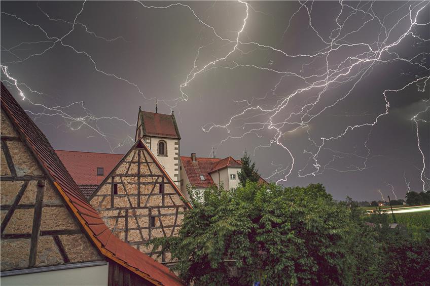 Dieses Gewitter über der Nikomedeskirche in Tübingen-Weilheim fing der TAGBLATT-Fotograf am 26. Juli 2019 mit einer vollen Stunde Belichtungszeit ein. Bild: Ulrich Metz