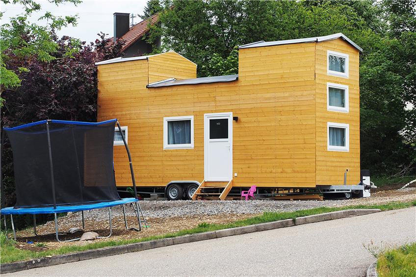 Dieses mobile Mini-Haus ist 4,90 Meter hoch und hat weniger als 40 Quadratmeter Wohnfläche. Es steht seit März im Horber Teilort Altheim und gehört einer jungen Mutter mit kleinem Sohn. Trotz einer Baugenehmigung ärgern sich einige Nachbarn über die unerwartete Nachverdichtung in ihrer Straße. Archivbild: Karl-Heinz Kuball