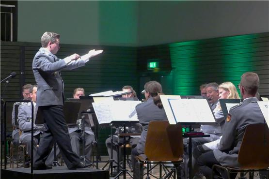 Dirigiert von Hauptmann Dominik Koch leitet spielte das Heeresmusikkorps Ulm in der Stäblehalle in Remmingsheim. Bild: Werner Bauknecht