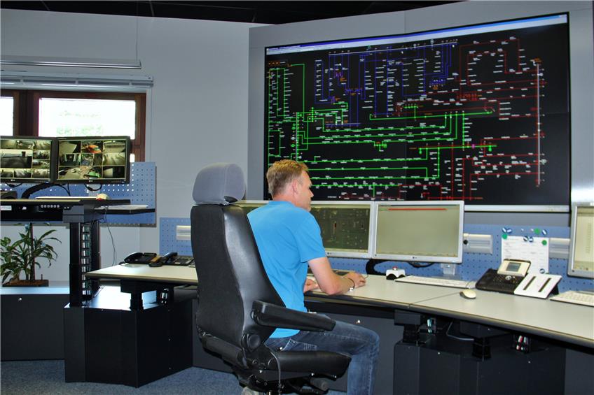 Dirk Baur ist einer von sieben Mitarbeitern, die in der Leitwarte arbeiten. Hier beobachtet er die Tübinger Stromversorgung auf dem großen Monitor. Links am Bildrand ist die Videoüberwachung zu sehen – etwa der Parkhäuser. Bild: Hagemann