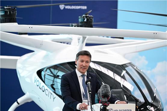Dirk Hoke, Geschäftsführer von Volocopter, steht bei der Eröffnung eines Hangars für elektrisch angetriebene Flugtaxen vor einem Volocopter. Foto: Bernd Weißbrod/dpa