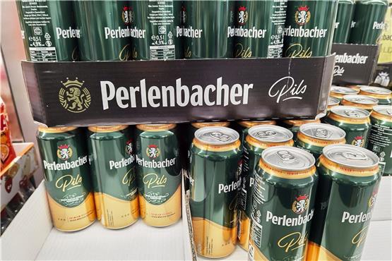 Discounterbier wie Perlenbacher von Lidl kommt oft aus regionalen Brauereien. Foto: © Mickis Fotowelt/adobe.stock.com