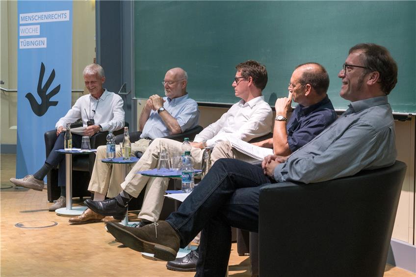 Diskutierten am Montag über Populismus (v.l.): Moderator Niels Weidtmann, Joachim Starbatty, Olaf Kramer, Ralf Vandamme, Lars Brücher. Bilder: Metz