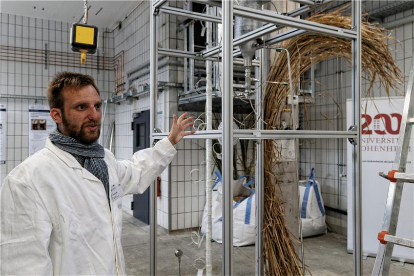 Doktorand Markus Götz vor dem Labormodell der neuen Bioraffinerie auf dem Unteren Lindenhof. Foto: Barbara Wollny