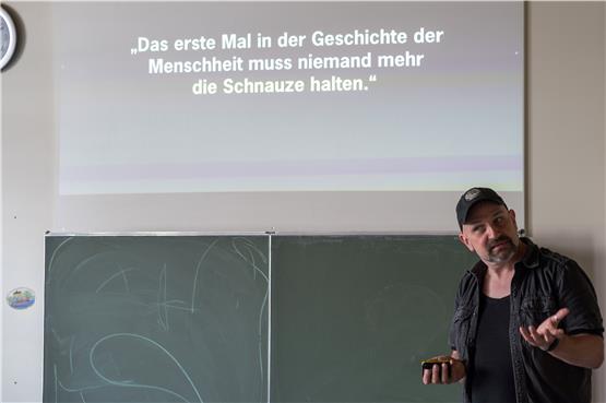 Dominik Kuhn alias Dodokay war zu Besuch im Carlo-Schmid-Gymnasium. Bild: Ulrich Metz