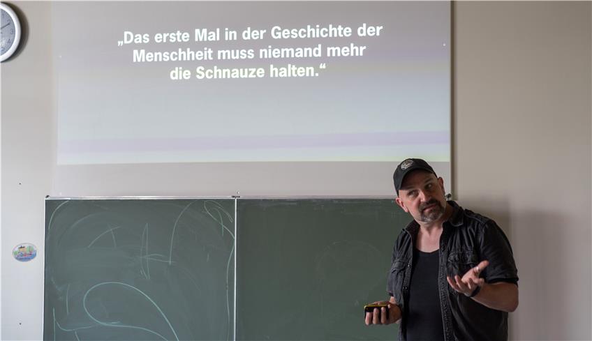 Dominik Kuhn alias Dodokay war zu Besuch im Carlo-Schmid-Gymnasium. Bild: Ulrich Metz